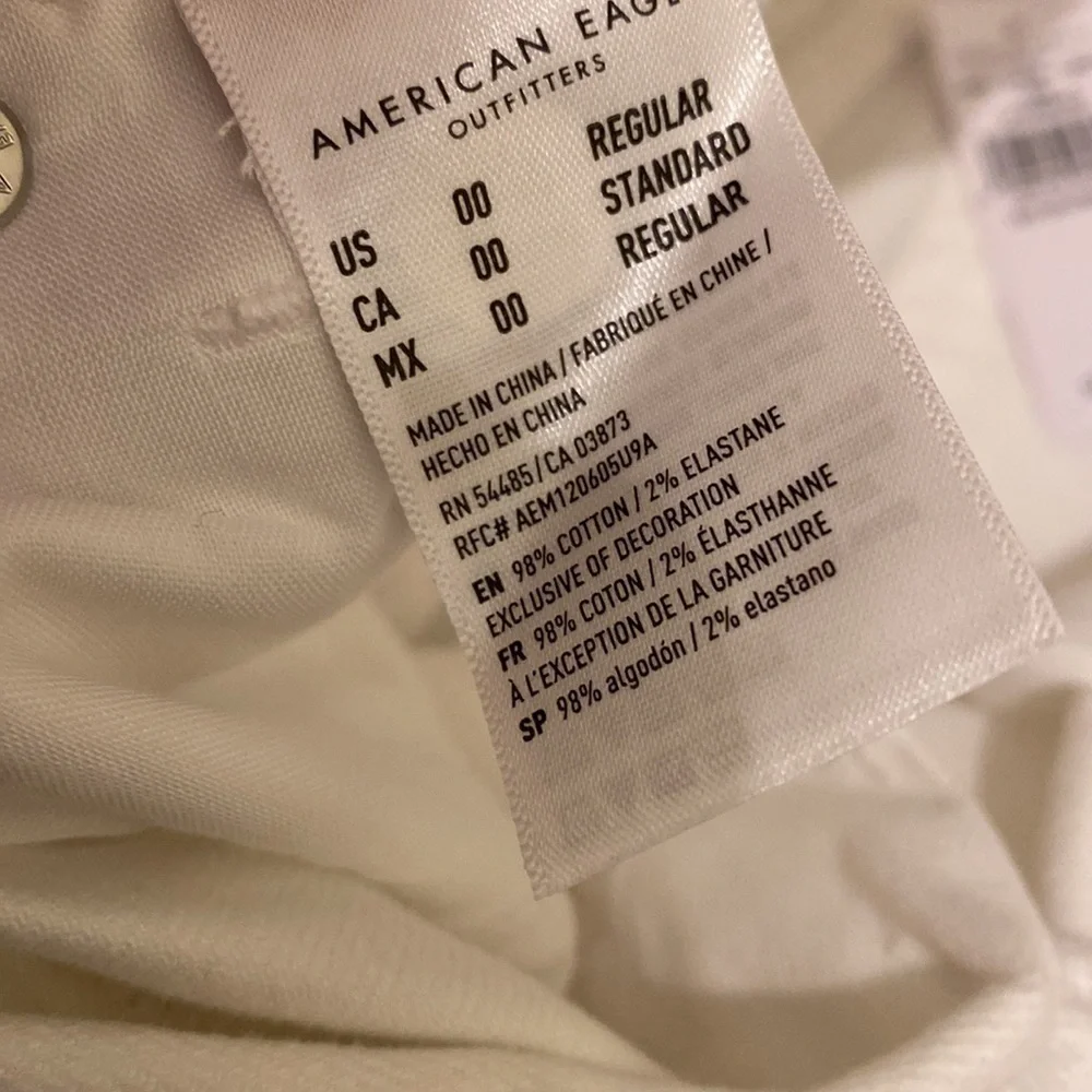 American Eagle white Mom jeans . Size 00 New